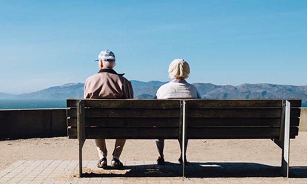 Dos ancianos sentados en un banco